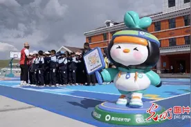 QQ浏览器联合光明网等捐赠的“未来运动场”在青海玉树落成图片