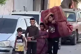 实拍加沙居民大撤离：孩童抱着铺盖奔逃图片