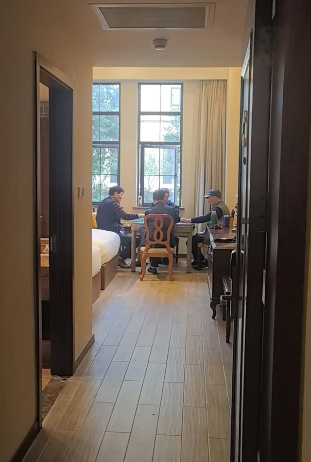 人均花销200+住进沪郊民宿酒店，吃住玩全包的银发套餐能火吗？