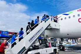 看飞机穿云凌日，350余名港澳青年沉浸式感受航展魅力图片