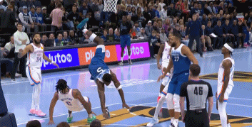 🤕爱德华兹飞身隔扣空中跌落重摔在地 一瘸一拐返回更衣室图片