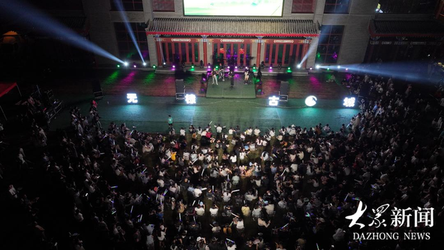 昼集夜市热闹非凡，音乐灯影轮番上演