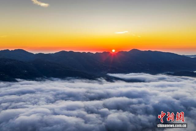 湖北宜都：金霞破晓 云海漫山