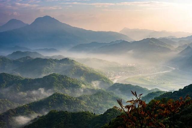 神仙选址这个地方推窗即见龙门山，抬脚跨入彭州画
