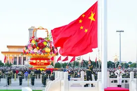 12.3万人现场守候升旗仪式！图片