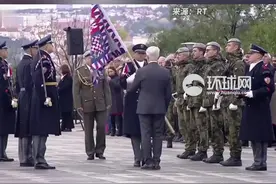 旗杆太重，捷克总统接过旗帜后竟砸掉士兵帽子，旁边士兵差点笑出声图片