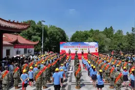 江西瑞昌欢送新兵入伍图片