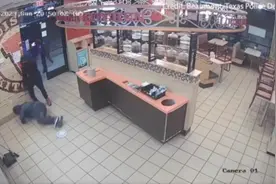 监控曝光滑稽一幕：三名蒙面持枪嫌犯抢劫美国餐厅 刚进门就滑倒图片
