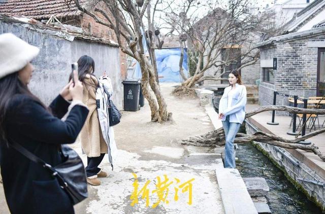 墙缝里“流”出网红新景点 明府城西更道泉水小河迎客