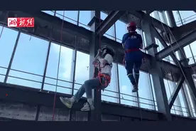 绳索“女侠”飞檐走壁图片