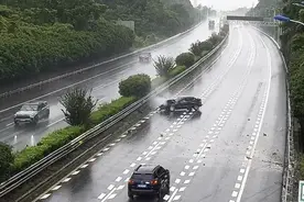 小车高速失控 两名过路司机冒雨救出被困司机图片