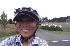 一人一狗一车，不会英语的河南六旬阿姨8年穷游12国！她在骑行中治愈抑郁症图片