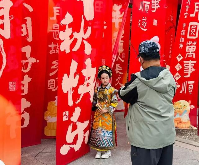 红妆满巷！海淀这条百年老街，热闹又浪漫——