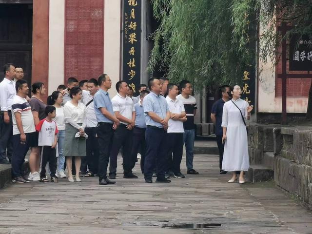 湖北十堰姑娘扎根四川平昌 变身为白衣古镇的“文化代言人”