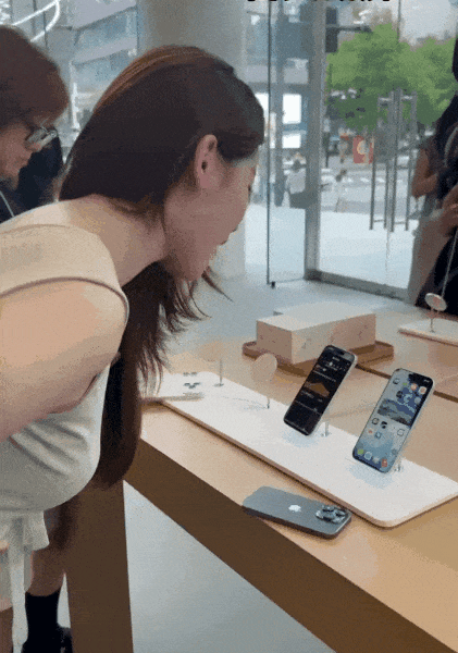 抢到iPhone17的年轻人，学会用舌头给爱豆点赞了