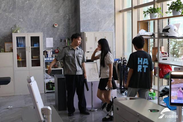 日照东港：图书馆成避暑地 “充电”纳凉两不误
