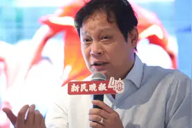 为新民晚报杯足球赛站台，范志毅坦言，中国足球提升需要从青少年抓起图片