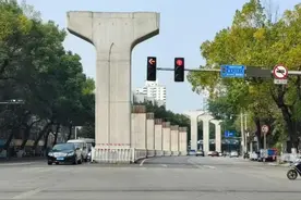 柳州轻轨墩柱将被拆除，系落马市委书记拍板“政绩工程”，被当地人戏称“幻想柱”图片