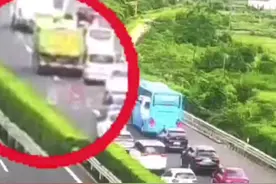 高速上遇事故，他干回老本行，两分钟疏通道路图片