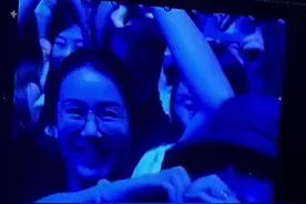 孟晚舟现身刘德华深圳演唱会，大屏拍到时还比心图片