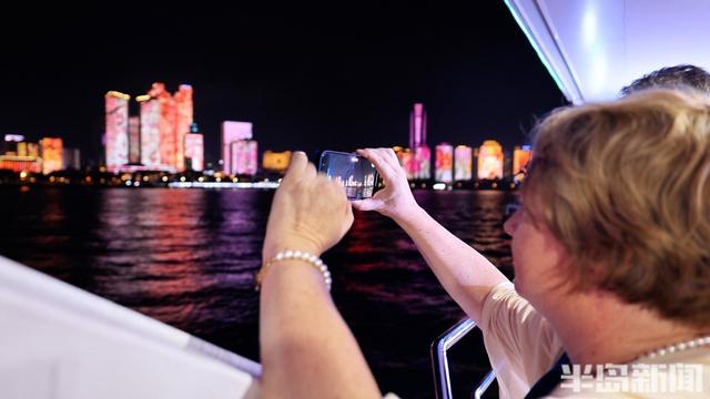外籍嘉宾乘船夜游浮山湾，感受岛城璀璨夜景与人文魅力