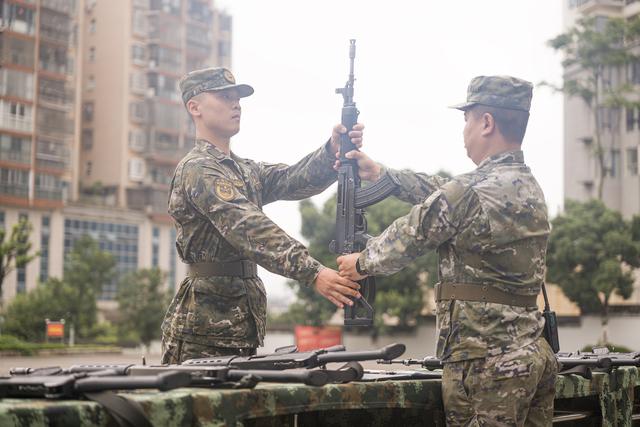新兵授枪：钢枪在手使命扛肩