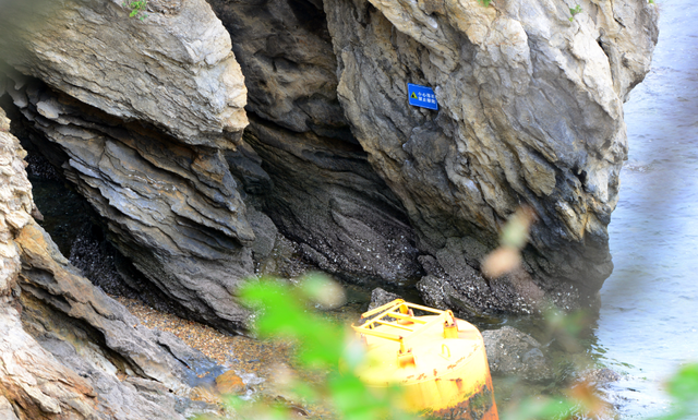 大连海边岩石遭户外运动爱好者“打钉”攀岩！专家：岩体有6亿年至8亿年历史，造成的损伤不可逆
