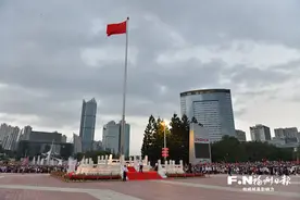 福州五一广场举行升旗仪式 数万市民齐看国旗冉冉升起图片