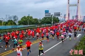 中外3万跑手竞逐南昌马拉松 中国选手李芷萱夺女子全程冠军图片