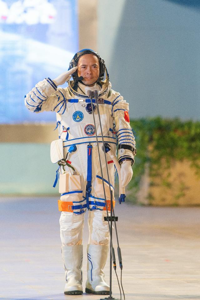 超近视角！神舟二十一号航天员出征组图