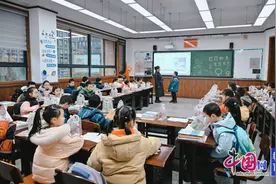 “动”起来，更精彩 天府一小召开新学期家长会图片