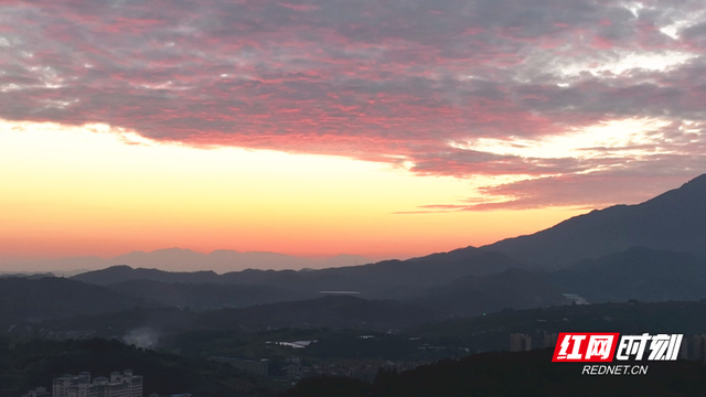 宜章县：夕阳美如画 城区现火烧云美景