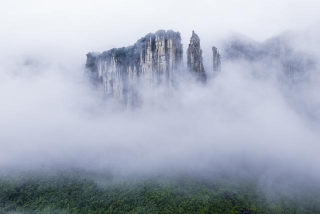 湖北恩施:雨后峡谷似仙境