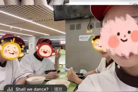 做“食堂阿姨”的北大研究生去年已离职，旧闻翻来炒去为哪般？图片