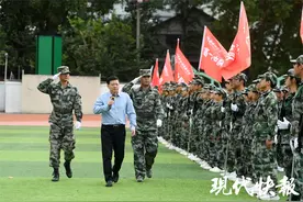 实操演练消防器材使用，700余名“小田同学”军训结营图片