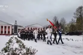 新闻周刊丨这一幕令人动容！中国仪仗兵和留学生合唱《歌唱祖国》同频落泪图片