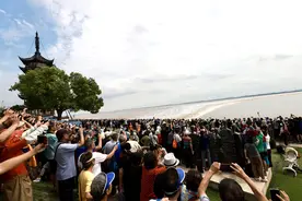 壮观！12万人汇聚海宁争睹“天下第一潮”图片