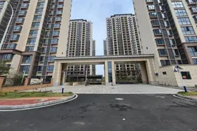 南昌青山湖区梧岗村安置房建成两年 房子分不下来过渡费也不发图片