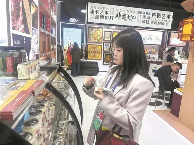 黄浦江畔听潮声 高原风物竞芬芳