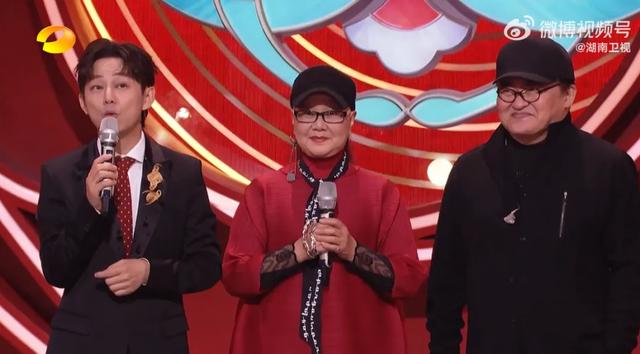 刘欢33岁女儿结婚，婚礼现场画面流出，一头红发笑容灿烂；此前刘欢曾带女儿走红毯