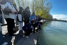 颐和园“打捞神器”上场，几分钟就帮游客捞起水中落物图片