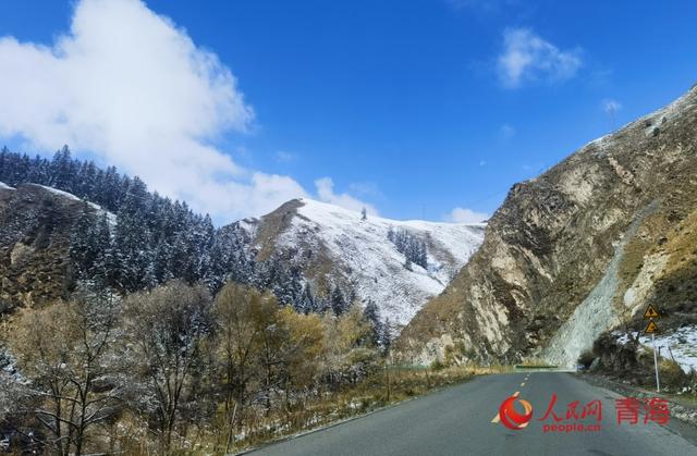 祁连山下秋日邂逅初雪