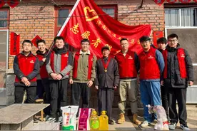 济南能源工程集团志愿者在行动：弘扬雷锋精神 情暖孤寡老人图片