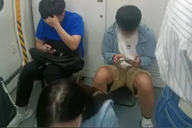 杭州地铁6号线早晚高峰“板凳客”不少，地铁：车厢内不建议使用板凳图片