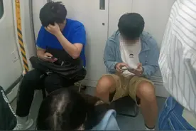 杭州地铁6号线早晚高峰“板凳客”不少，地铁：车厢内不建议使用板凳图片