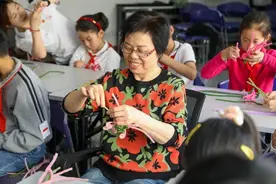 社校联动，小朋友们的手工扭扭花送给了→图片