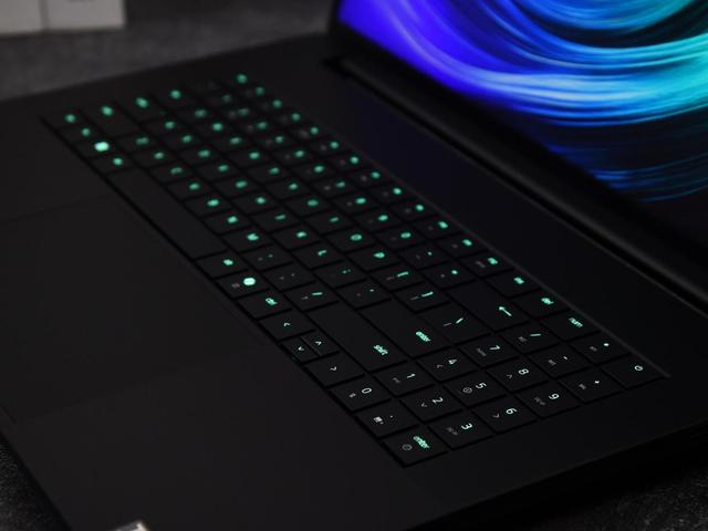 上手体验雷蛇灵刃18 2025：18英寸超薄游戏本天花板