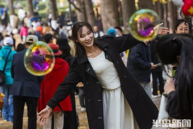 青岛八大关，乌泱泱的人为一件事而来！一款“魔法帽”火了！现场照片→