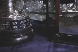 国际乒联发布最新奖杯制作短片，马龙、樊振东、孙颖莎……他们的名字被刻在奖杯上图片