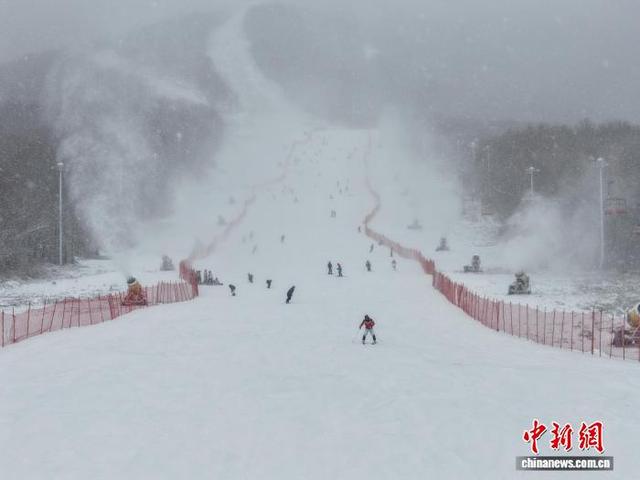 “雾凇之都”吉林初雪降临 雪场迎客流高峰